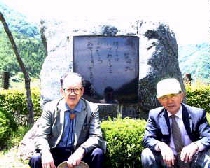 �����̔�̑O�ŁF���V����i���j�Ɣ_����i�E�j