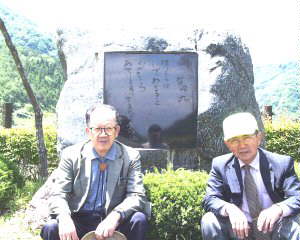 �����̔�̑O�ŁF���V����i���j�Ɣ_����i�E�j